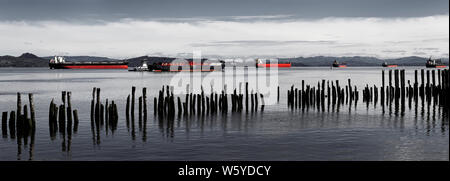 Les transporteurs de vrac sur Columbia River, Astoria, Oregon, USA Banque D'Images
