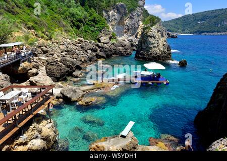 La Grotta Bar de plage de Paleokastritsa, Corfou, Grèce, Banque D'Images