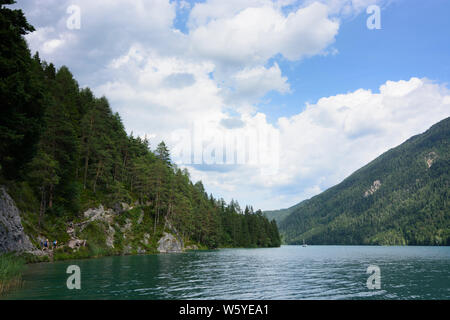 Weißensee : le lac Weißensee, randonneur de , Kärnten, Carinthie, Autriche Banque D'Images