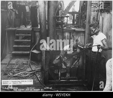 USS Arizona 4358-42 ; l'homme sortant de tourelle no 3 ; la portée et contenu : c'est l'un d'une collection de photographies d'opérations de récupération à Pearl Harbor Naval Shipyard pris par les chantiers durant la période suivant l'attaque japonaise sur Pearl Harbor qui a initié la participation américaine à la seconde guerre mondiale. Les photographies sont trouvés dans un certain nombre de fichiers dans plusieurs séries de documents de chantier naval. Banque D'Images