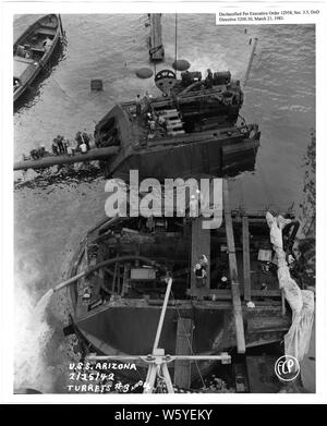 USS Arizona ; # 3 et 4 tourelles (PCF) ; la portée et contenu : c'est l'un d'une collection de photographies d'opérations de récupération à Pearl Harbor Naval Shipyard pris par les chantiers durant la période suivant l'attaque japonaise sur Pearl Harbor qui a initié la participation américaine à la seconde guerre mondiale. Les photographies sont trouvés dans un certain nombre de fichiers dans plusieurs séries de documents de chantier naval. Banque D'Images