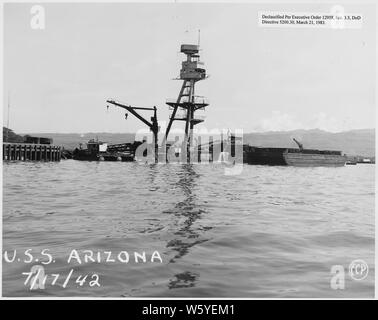 USS Arizona, 7/17/42 (PCF) ; la portée et contenu : c'est l'un d'une collection de photographies d'opérations de récupération à Pearl Harbor Naval Shipyard pris par les chantiers durant la période suivant l'attaque japonaise sur Pearl Harbor qui a initié la participation américaine à la seconde guerre mondiale. Les photographies sont trouvés dans un certain nombre de fichiers dans plusieurs séries de documents de chantier naval. Banque D'Images