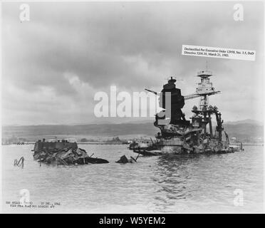 USS Arizona (BB39) Vue de l'avant bâbord à l'arrière ; Portée et contenu : c'est l'un d'une collection de photographies d'opérations de récupération à Pearl Harbor Naval Shipyard pris par les chantiers durant la période suivant l'attaque japonaise sur Pearl Harbor qui a initié la participation américaine à la seconde guerre mondiale. Les photographies sont trouvés dans un certain nombre de fichiers dans plusieurs séries de documents de chantier naval. Banque D'Images