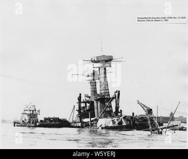 USS California ; Stern ; Portée et contenu : c'est l'un d'une collection de photographies d'opérations de récupération à Pearl Harbor Naval Shipyard pris par les chantiers durant la période suivant l'attaque japonaise sur Pearl Harbor qui a initié la participation américaine à la seconde guerre mondiale. Les photographies sont trouvés dans un certain nombre de fichiers dans plusieurs séries de documents de chantier naval. Banque D'Images