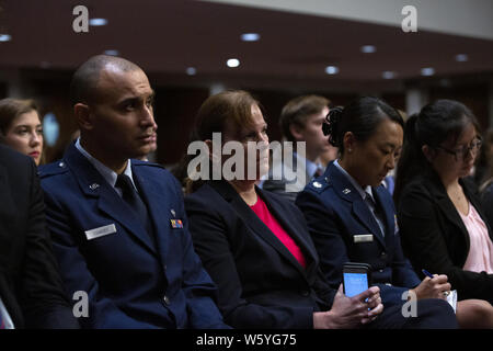 Washington DC, USA. 30 juillet 2019. United States Army Colonel Kathryn Spletstoser, centre, qui a dit qu'elle a été agressée sexuellement par l'US Air Force le général John E. Hyten, écoute le témoignage devant le comité du Sénat américain sur les services armés au cours de son audience de confirmation sur la colline du Capitole à Washington, DC, États-Unis le 30 juillet 2019. Credit : Stefani Reynolds/CNP/ZUMA/Alamy Fil Live News Banque D'Images