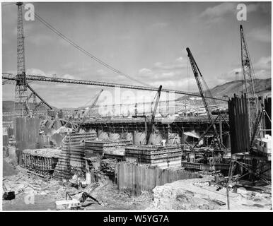 Vue depuis le côté ouest de bloc 40 montrant des opérations de bétonnage à caissons en bois, la construction et l'excavation de mort terrain. d'argile ; Portée et contenu : la photographie de deux volumes d'une série d'albums de photos documentant la construction du barrage de Grand Coulee et travaux connexes sur le bassin du Columbia Projet. Banque D'Images