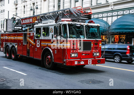 NEW YORK, USA. Février 2009. Camion à incendie sur l'Avenue de Manhattan. Banque D'Images