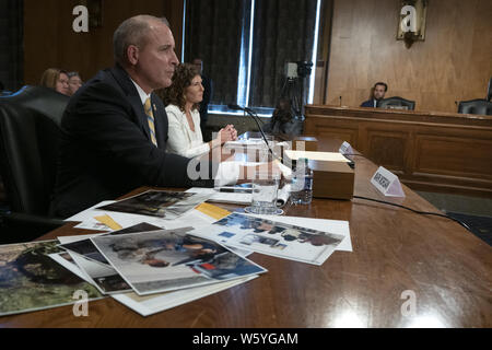 Juillet 30, 2019, Washington, District of Columbia, États-Unis : le commissaire intérimaire du U.S. Customs and Border Protection Mark Morgan et l'Inspecteur général adjoint de département de la sécurité intérieure Jennifer Costello témoigner devant le comité du Sénat américain sur la sécurité intérieure sur la colline du Capitole à Washington, DC, États-Unis le 30 juillet 2019. Credit : Stefani Reynolds/CNP/ZUMA/Alamy Fil Live News Banque D'Images