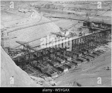 Voir l'aval à l'ensemble de l'ouest zone contenant le Westmix plante, chevalets, plaçant l'équipement de grue et de blocs de béton. ; Portée et contenu : la photographie de deux volumes d'une série d'albums de photos documentant la construction du barrage de Grand Coulee et travaux connexes sur le bassin du Columbia Projet. Banque D'Images