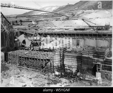 Vue du bloc 40, sections E à J, montrant le tirant de caissons de bois dans la structure du barrage en béton à l'acier cofferdam cellules. ; Portée et contenu : la photographie de deux volumes d'une série d'albums de photos documentant la construction du barrage de Grand Coulee et travaux connexes sur le bassin du Columbia Projet. Banque D'Images