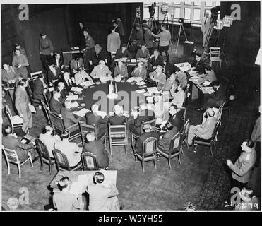 Vue de la table de conférence au château de Cecilienhof, scène de la Conférence de Potsdam en Potsdam, Allemagne. Le président Harry S. Truman est en foregound gauche. Adm. William Leahy est assis à la droite du Président. Le Premier ministre britannique, Winston Churchill est assis à l'angle supérieur gauche du tableau. Clement Attlee est deux assis à la droite de M. Churchill. Le leader soviétique Joseph Staline est au coin supérieur droit du tableau. Le ministre soviétique des affaires étrangères Viatcheslav Molotov est immédiatement à la gauche de M. Staline dans la photo. Averell Harriman est debout à l'extrême gauche. Banque D'Images