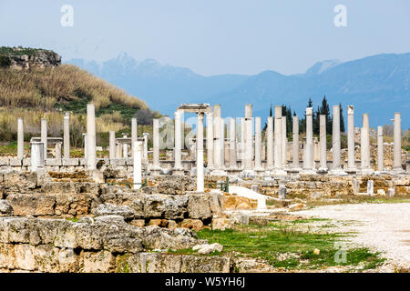 Ruine de colonnes de marbre sur fond de montagnes dans la ville antique de Perge près de Antalya, Turquie Banque D'Images