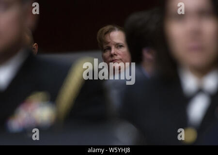 Washington DC, USA. 30 juillet 2019. United States Army Colonel Kathryn Spletstoser, centre, qui a dit qu'elle a été agressée sexuellement par l'US Air Force le général John E. Hyten, écoute le témoignage devant le comité du Sénat américain sur les services armés au cours de son audience de confirmation sur la colline du Capitole à Washington, DC, États-Unis le 30 juillet 2019. Credit : Stefani Reynolds/CNP/ZUMA/Alamy Fil Live News Banque D'Images