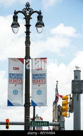 Detroit, Michigan, USA. 30 juillet, 2019. Bannières annonçant les débats démocratiques à Detroit hébergé par CNN et sanctionné par le DNC suspendu à un lampadaire, rue Elizabeth à l'extérieur du Fox Theatre. Crédit : Brian Cahn/ZUMA/Alamy Fil Live News Banque D'Images