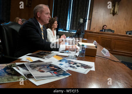 Le commissaire intérimaire du U.S. Customs and Border Protection Mark Morgan et l'Inspecteur général adjoint de département de la sécurité intérieure Jennifer Costello témoigner devant le comité du Sénat américain sur la sécurité intérieure sur la colline du Capitole à Washington, DC, États-Unis le 30 juillet 2019. Credit : Stefani Reynolds/CNP /MediaPunch Banque D'Images