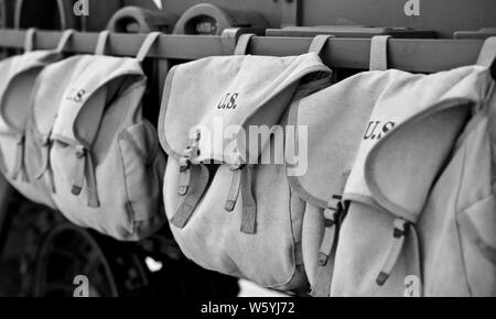 L'Armée américaine sur un sacs 1940 American armoured personnel carrier M3 demi-piste Banque D'Images