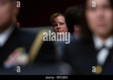 United States Army Colonel Kathryn Spletstoser, centre, qui a dit qu'elle a été agressée sexuellement par l'US Air Force le général John E. Hyten, écoute le témoignage devant le comité du Sénat américain sur les services armés au cours de son audience de confirmation sur la colline du Capitole à Washington, DC, États-Unis le 30 juillet 2019. Credit : Stefani Reynolds/CNP /MediaPunch Banque D'Images