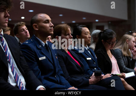 United States Army Colonel Kathryn Spletstoser, centre, qui a dit qu'elle a été agressée sexuellement par l'US Air Force le général John E. Hyten, écoute le témoignage devant le comité du Sénat américain sur les services armés au cours de son audience de confirmation sur la colline du Capitole à Washington, DC, États-Unis le 30 juillet 2019. Credit : Stefani Reynolds/CNP /MediaPunch Banque D'Images