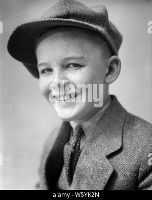 Années 1920 Années 1930 SMILING PRETEEN BOY LOOKING AT CAMERA WEARING costume cravate CHAPEAU GAVROCHE LAINE - b10158 HAR001 HARS UNITED STATES DE LA LAINE EN TISSU INSPIRATION UNITED STATES OF AMERICA ROUSSEUR MÂLES EXPRESSIONS CONFIANCE B&W EYE CONTACT SUCCÈS RÊVES BONHEUR TÊTE ET ÉPAULES BRILLANT COURAGE FORCE JOYEUSE FIERTÉ LEADERSHIP INTELLIGENT CRAVATE PRETEEN SOURIRES JOYEUX CONCEPTUEL CRIEUR ÉLÉGANT PRÉSENTE BIEN LES MINEURS DE CROISSANCE PRÉ-ADO PRÉ-ADO GARÇON NOIR ET BLANC DE L'ORIGINE ETHNIQUE CAUCASIENNE FACE ROUSSEUR HAR001 transparent à l'ANCIENNE Banque D'Images