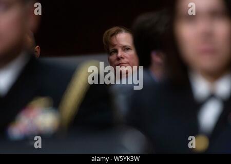 Washington, États-Unis d'Amérique. 30 juillet, 2019. United States Army Colonel Kathryn Spletstoser, centre, qui a dit qu'elle a été agressée sexuellement par l'US Air Force le général John E. Hyten, écoute le témoignage devant le comité du Sénat américain sur les services armés au cours de son audience de confirmation sur la colline du Capitole à Washington, DC, États-Unis le 30 juillet 2019. Credit : Stefani Reynolds/CNP Crédit dans le monde entier | conditions : dpa/Alamy Live News Banque D'Images