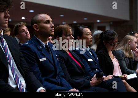 Washington, États-Unis d'Amérique. 30 juillet, 2019. United States Army Colonel Kathryn Spletstoser, centre, qui a dit qu'elle a été agressée sexuellement par l'US Air Force le général John E. Hyten, écoute le témoignage devant le comité du Sénat américain sur les services armés au cours de son audience de confirmation sur la colline du Capitole à Washington, DC, États-Unis le 30 juillet 2019. Credit : Stefani Reynolds/CNP Crédit dans le monde entier | conditions : dpa/Alamy Live News Banque D'Images