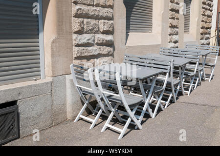 Tables et chaises vides en face d'un restaurant Banque D'Images