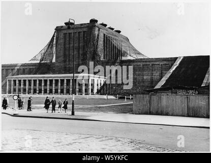 La DEUXIÈME GUERRE MONDIALE : l'Europe : Allemagne ; protection civile ; Allemands cmoflauge près de la tour de radio de Kaiserdamm ; notes générales : Le bâtiment représenté est le bâtiment d'entrée du parc des expositions Messe Berlin. Banque D'Images