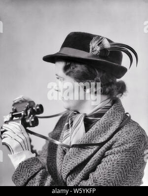 1930 ATTENTIFS BRUNETTE WOMAN EN AUTOMNE VÊTEMENTS ÉVÉNEMENT SPORTIF GANTS CHAPEAU MANTEAU EN LAINE ÉCHARPE À REGARDER L'action à l'aide de jumelles - b14437 HAR001 STYLE DE CÉLÉBRATION DE LA SATISFACTION DE L'athlète de HARS ÉVÉNEMENT FEMELLES LAINE ESPACE RURAL COPIE mi-longueur CHERS PERSONNES VENTILATEUR INSPIRATION SOINS ATHLETIC CONFIANCE DIVERTISSEMENT B&W BRUNETTE SUCCÈS SPORTIFS AVENTURE BONHEUR VISION SPORTIVE LOISIRS STRATÉGIE STYLES CHOIX EXCITATION PROGRÈS DES CONNAISSANCES DANS L'UTILISATION DES LOISIRS OCCASION CONNEXION SPECTATEUR CONCEPTUELLE tenue élégante MODE ATTRAYANT MID-ADULT MID-ADULT WOMAN WOMAN RELAXATION Banque D'Images