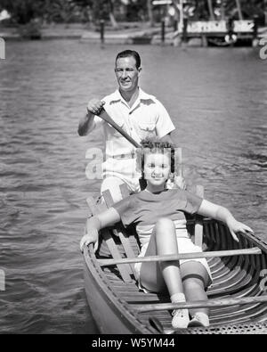 1930 LOCATIONS DE COUPLE MAN PADDLING ET WOMAN LOOKING AT CAMERA LES CROISIÈRES DE CANOË ÉQUITATION DANS MIAMI BEACH FLORIDE USA - c1393 HAR001 Paire de HARS URBAIN ROMANTIQUE VIEILLE NOSTALGIE DU TEMPS 1 OLD FASHION STYLE FITNESS CHEZ DE JEUNES ADULTES EN VACANCES CANOE HEUREUX JOIE VIE Femmes conjoint marié ÉPOUX UNITED STATES COPIE ESPACE PLEINE LONGUEUR D'AMITIÉ CHERS PERSONNES UNITED STATES OF AMERICA TRANSPORT MÂLES B&W PARTNER AMÉRIQUE DU CONTACT AVEC LES YEUX LE TEMPS DE L'AMÉRIQUE DU NORD DE L'ACTIVITÉ PHYSIQUE HORS DE LA PALETTE DE LOISIRS VOYAGE ET JOYEUSE FORCE ESCAPADE LOISIRS VACANCES EN SOUPLESSE CONCEPTUELLE DES MUSCLES JOYEUX sourires Banque D'Images