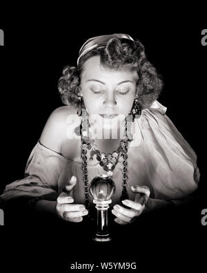 1940 FEMME SÉRIEUSE MYSTÉRIEUX CARNAVAL GYPSY FORTUNE TELLER À DANS SA BOULE DE CRISTAL - c2128 HAR001 HARS COMMUNICATION CONSEILS JEUNES ADULTES MYSTÉRIEUX MYSTÈRE DE L'INFORMATION ACTEUR VIE FORTUNE BIJOUX FEMMES CÉLÉBRATION CHERS ASSISTANT PERSONNES SAGES INSPIRATION CARNIVAL PSYCHIQUES SATIN RISQUE CONFIANCE SPIRITUALITÉ DIVERTISSEMENT AMERICANA B&W CONTACT VISUEL LES ARTS ÉTRANGES TOUT DROIT GITANE TENTATION RÊVES ASTROLOGIE ESPRIT AVENTURE TÊTE ET ÉPAULES CONSEILLER SERVICE À LA CLIENTÈLE FORCE ARCHIVES HOROSCOPE SEER SAGESSE Fortune Teller Informer une connaissance considérable de prévision PUISSANT CRYSTAL BALL Banque D'Images