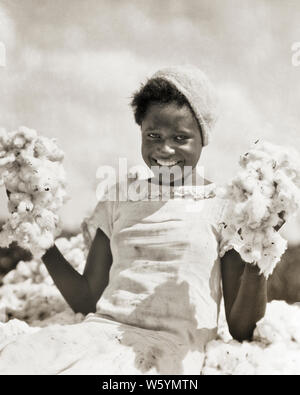 1930 SMILING AFRICAN AMERICAN YOUNG TEENAGE GIRL LOOKING AT CAMERA FEMME TENANT DEUX POIGNÉES DE COTON RÉCOLTÉ LOUISIANE USA - c6222 HAR001 HARS 1 OLD FASHION COTON VISAGE JUVÉNILE HEUREUX JOIE DE VIE LES FEMMES RURALES EMPLOIS UNITED STATES COPIE ESPACE PERSONNES DEMI-LONGUEUR UNITED STATES OF AMERICA ADOLESCENTE EXPRESSIONS CONFIANCE AGRICULTURE B&W AMÉRIQUE DU NORD-AMÉRICAINE DE CONTACT AVEC LES YEUX DE L'OCCUPATION DE COMPÉTENCES BIEN-ÊTRE COMPÉTENCES FORCE JOYEUSE COURAGE africains-américains africains-américains NOIR ORIGINE LOUISIANE FIERTÉ DE PROFESSIONS CHOISI SOURIRES JOYEUX conceptuel d'adolescents mineurs de métayage élégant Banque D'Images