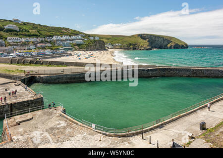 Plage de Portreath et bras de port le jour de juillet chaud - Portreath, nord de Cornwall, Royaume-Uni. Banque D'Images