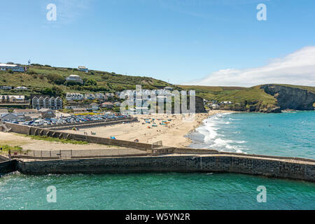 Plage de Portreath et bras de port le jour de juillet chaud - Portreath, nord de Cornwall, Royaume-Uni. Banque D'Images