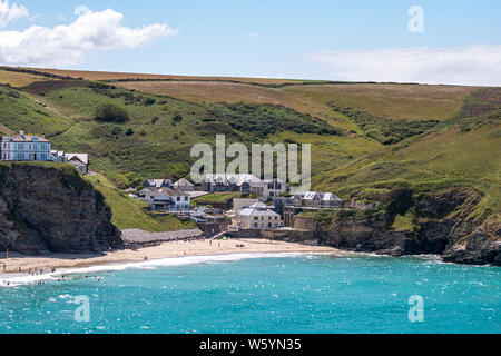 Une partie de la plage de sable de Portreath le jour de juillet chaud - Portreath, nord de Cornwall, Royaume-Uni. Banque D'Images