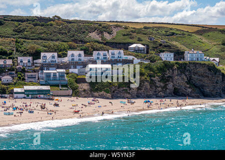 Une partie de la plage de sable de Portreath le jour de juillet chaud - Portreath, nord de Cornwall, Royaume-Uni. Banque D'Images