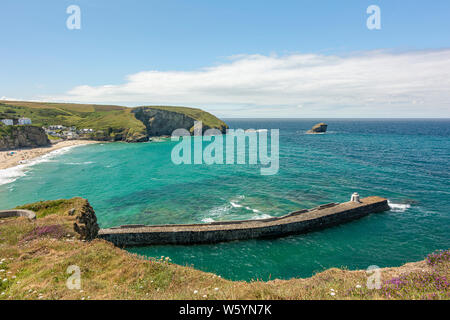 Plage de Portreath et bras de port le jour de juillet chaud - Portreath, nord de Cornwall, Royaume-Uni. Banque D'Images