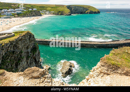 Plage de Portreath et bras de port le jour de juillet chaud - Portreath, nord de Cornwall, Royaume-Uni. Banque D'Images