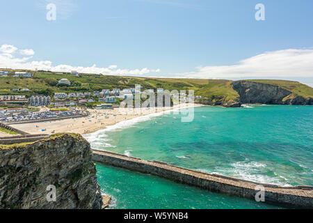 Plage de Portreath et bras de port le jour de juillet chaud - Portreath, nord de Cornwall, Royaume-Uni. Banque D'Images