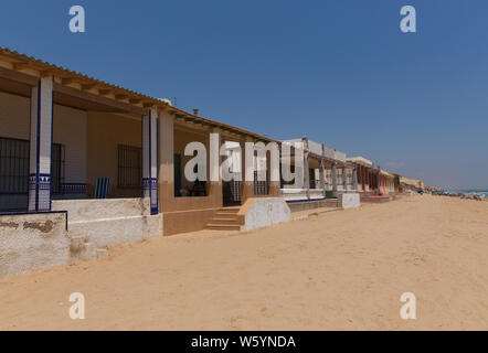 Playa Babilonia Guardamar de Segura Costa Blanca vieille ville avec des maisons sur la plage de sable Banque D'Images