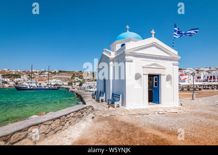 Petite église blanche au vieux port de l'île de Mykonos, Cyclades, Grèce Banque D'Images