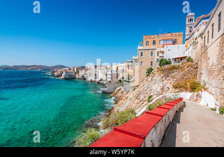 Quartier Vaporia, ville d'Ermoupoli Syros Island. Paysage avec des bâtiments le long des côtes et escaliers à la plage. Banque D'Images