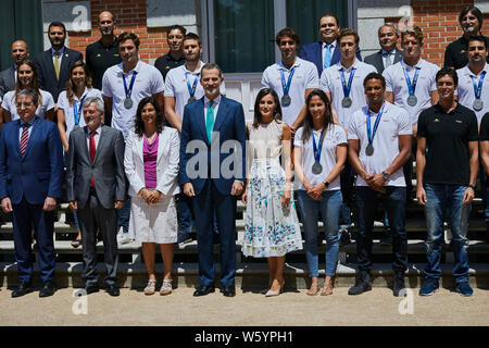 Madrid, Espagne. 30 juillet, 2019. Royals espagnol, le roi Felipe VI d'Espagne et la Reine Letizia d'Espagne reçoivent les hommes et des femmes membres de l'équipe de water-polo Nationale Espagnole au Palais de la Zarzuela à Madrid, Espagne. Les deux équipes ont gagné la médaille d'argent en Championnat de natation monde Gwanju 2019 dans leurs catégories respectives. Credit : SOPA/Alamy Images Limited Live News Banque D'Images