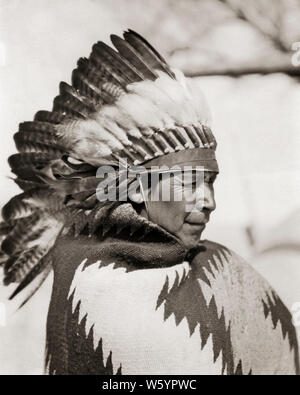 1930 NATIVE AMERICAN PORTRAIT homme portant une coiffe À PLUMES BLANKET COCHITI PUEBLO NOUVEAU MEXIQUE USA - i1316 HAR001 HARS COCHITI à plumes d'Américains autochtones NOUVEAU MEXIQUE NOIR ET BLANC BONNET PLUME HAR001 NM indigènes sud-ouest à l'ANCIENNE Banque D'Images