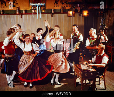 Années 1960 Années 1970 DANSEURS TYROLIENS DANS UN HALL DE BIÈRE AVEC DES MUSICIENS AUTRICHE - kd3081 PHT001 PERSONNES HARS MÂLES TRADITIONNELS MUSICIENS DIVERTISSEMENT middle-aged MAN PERFORMING ARTS HIGH ANGLE ACCORDÉON BONHEUR TRADITION AVENTURE PRIDE BAVIÈRE AUTRICHE CONNEXION ÉTABLIE FOLK COOPÉRATION SOLIDARITÉ ALPINE YOUNG ADULT MAN WOMAN Origine ethnique Caucasienne ANCIENNE GERMANIQUE Banque D'Images