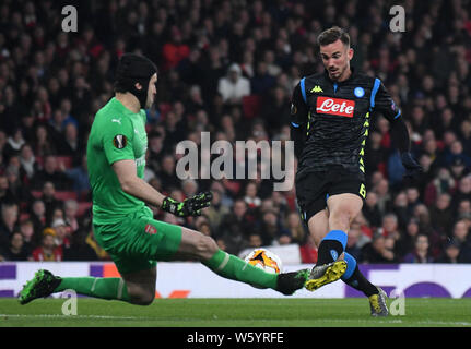 Londres, ANGLETERRE - 11 avril 2019 : Fabian Ruiz Pena de Napoli et Petr Cech d'Arsenal en photo pendant la première partie de l'UEFA Europa League 2018/19 Quart de finale match entre Arsenal FC (Angleterre) et SSC Napoli (Italie) à l'Emirates Stadium. Banque D'Images