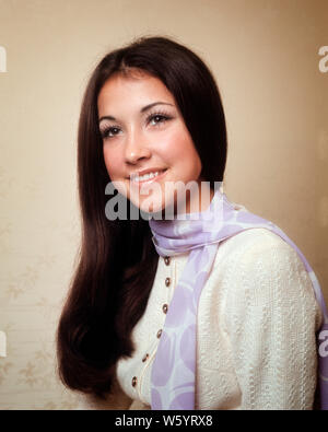 1970 PORTRAIT DE PRETTY SMILING TEEN fille avec de longs cheveux noir pull blanc avec écharpe lilas grand yeux maquillage Mascara - kg4649 HAR001 jolie brunette CONFIANCE HARS Fierté gaie LE BONHEUR JOYEUX SOURIRES longs cheveux lilas adolescents de race blanche élégante MASCARA ETHNICITÉ HAR001 old fashioned Banque D'Images