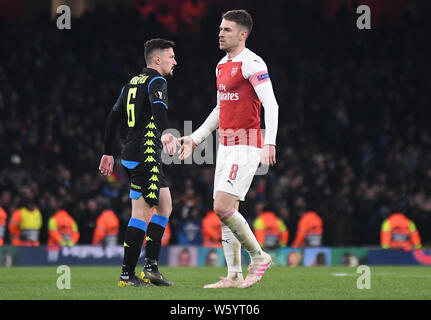 Londres, ANGLETERRE - 11 avril 2019 : Aaron Ramsey d'Arsenal salue Mario Rui Silva Duarte de Naples après la première partie de l'UEFA Europa League 2018/19 Quart de finale match entre Arsenal FC (Angleterre) et SSC Napoli (Italie) à l'Emirates Stadium. Banque D'Images