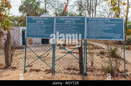 Signe avec l'ont fait et pas pour les visiteurs à l'entrée de Tala Bandhavgarh National Park, district Umaria dans le Madhya Pradesh, l'état central indien Banque D'Images