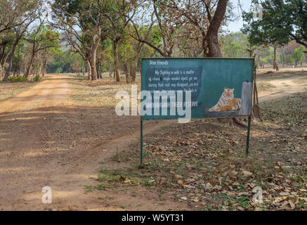 Panneau à l'entrée de Tala Bandhavgarh Tiger réserver dans le Parc National, du district Umaria Indien central état du Madhya Pradesh Banque D'Images