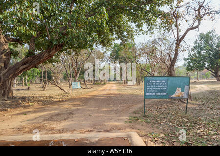 Panneau à l'entrée de Tala Bandhavgarh Tiger réserver dans le Parc National, du district Umaria Indien central état du Madhya Pradesh Banque D'Images